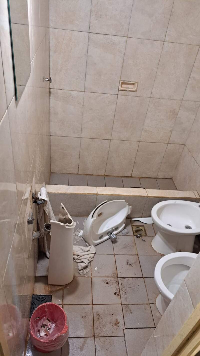 Fue a un motel y al quedarse sin pareja destrozó la habitación: terminó detenido imagen-2
