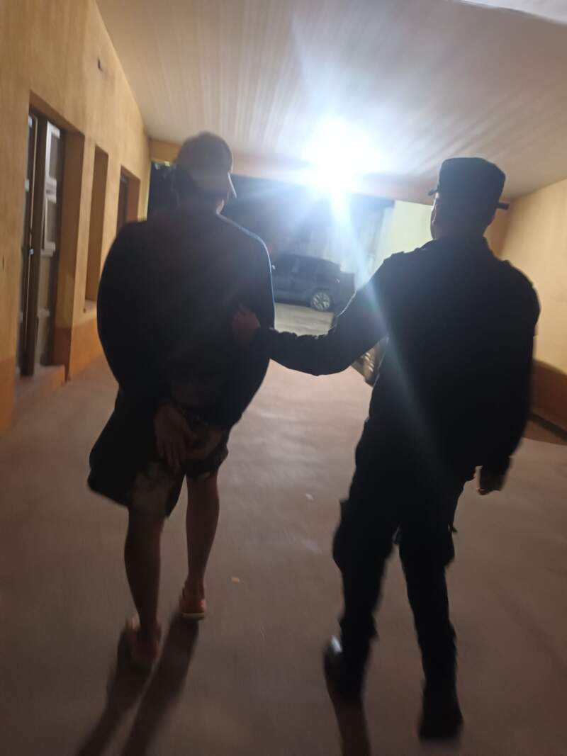Fue a un motel y al quedarse sin pareja destrozó la habitación: terminó detenido imagen-4