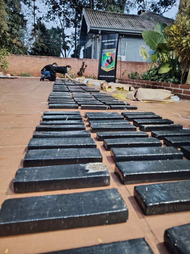 La Policía frustró la fuga de una camioneta cargada con 900 kilos de droga valuada en más de $3.300 millones en Eldorado 7 La Policía frustró la fuga de una camioneta cargada con 900 kilos de droga valuada en más de $3.300 millones en Eldorado imagen-6