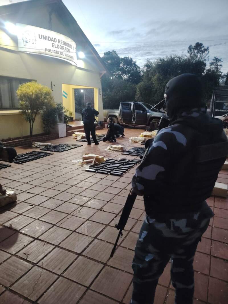 La Policía frustró la fuga de una camioneta cargada con 900 kilos de droga valuada en más de $3.300 millones en Eldorado 9 La Policía frustró la fuga de una camioneta cargada con 900 kilos de droga valuada en más de $3.300 millones en Eldorado imagen-8