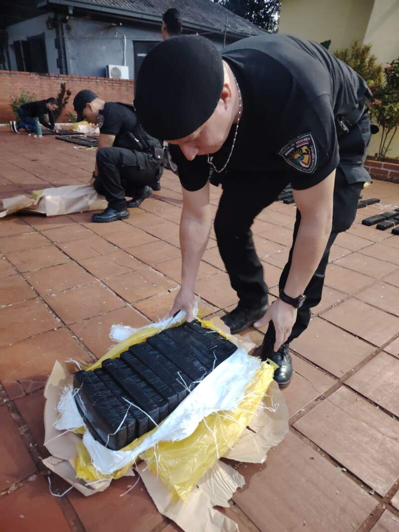 La Policía frustró la fuga de una camioneta cargada con 900 kilos de droga valuada en más de $3.300 millones en Eldorado 11 La Policía frustró la fuga de una camioneta cargada con 900 kilos de droga valuada en más de $3.300 millones en Eldorado imagen-10