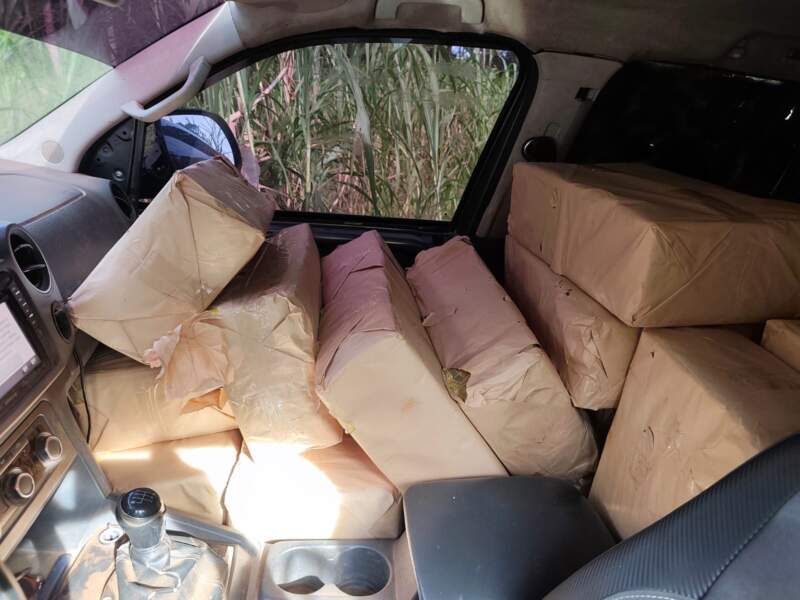 La Policía frustró la fuga de una camioneta cargada con 900 kilos de droga valuada en más de $3.300 millones en Eldorado 5 La Policía frustró la fuga de una camioneta cargada con 900 kilos de droga valuada en más de $3.300 millones en Eldorado imagen-4