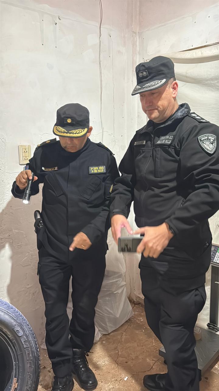 Dos narcos detenidos con una carga de droga y camionetas robadas fue el resultado de una investigación policial contra una organización criminal 3 Dos narcos detenidos con una carga de droga y camionetas robadas fue el resultado de una investigación policial contra una organización criminal imagen-2