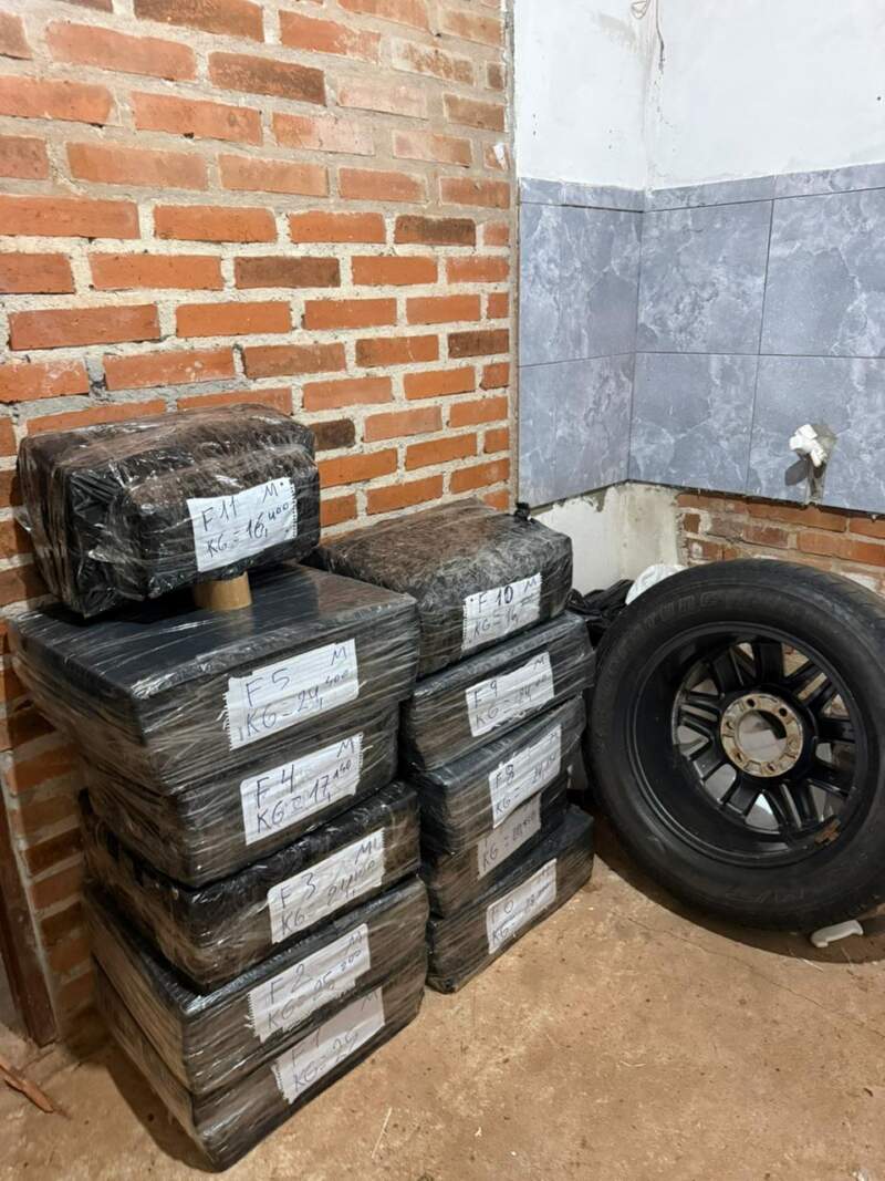 Dos narcos detenidos con una carga de droga y camionetas robadas fue el resultado de una investigación policial contra una organización criminal 13 Dos narcos detenidos con una carga de droga y camionetas robadas fue el resultado de una investigación policial contra una organización criminal imagen-12