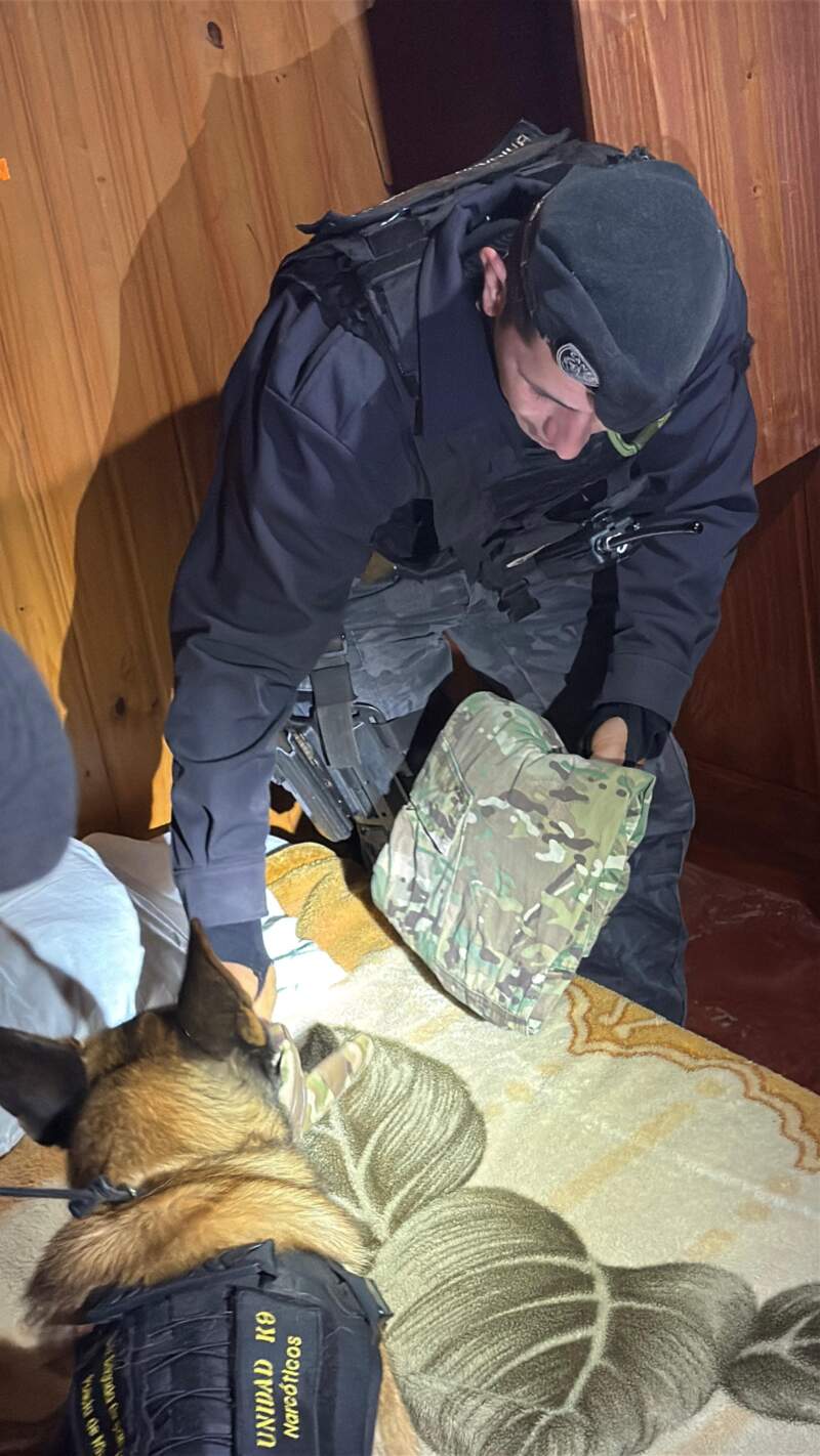 Dos narcos detenidos con una carga de droga y camionetas robadas fue el resultado de una investigación policial contra una organización criminal 21 Dos narcos detenidos con una carga de droga y camionetas robadas fue el resultado de una investigación policial contra una organización criminal imagen-20