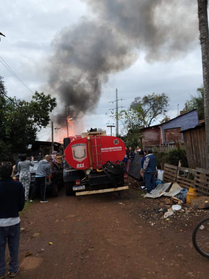 Dos familias perdieron sus viviendas en un incendio registrado detrás del predio de Energía de Misiones en Posadas 4 Dos familias perdieron sus viviendas en un incendio registrado detrás del predio de Energía de Misiones en Posadas imagen-3