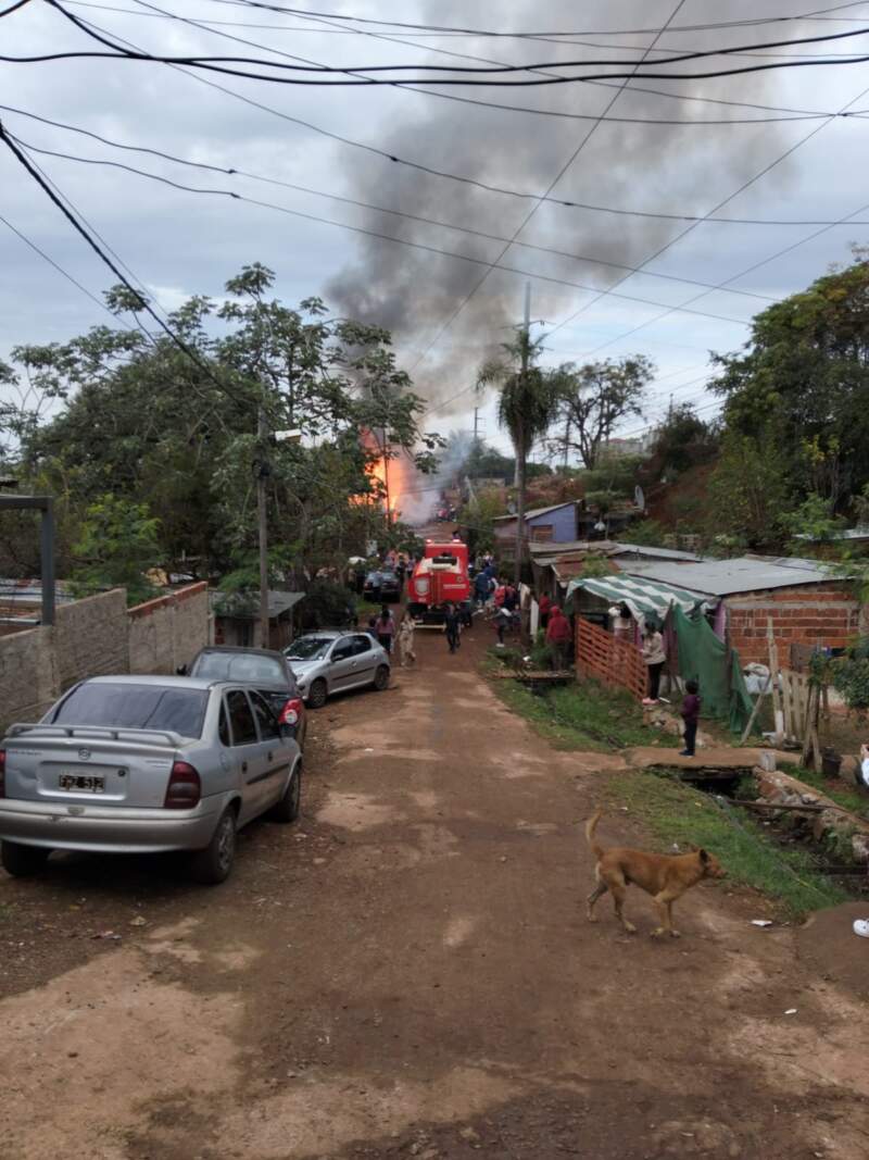 Dos familias perdieron sus viviendas en un incendio registrado detrás del predio de Energía de Misiones en Posadas 2 Dos familias perdieron sus viviendas en un incendio registrado detrás del predio de Energía de Misiones en Posadas imagen-1