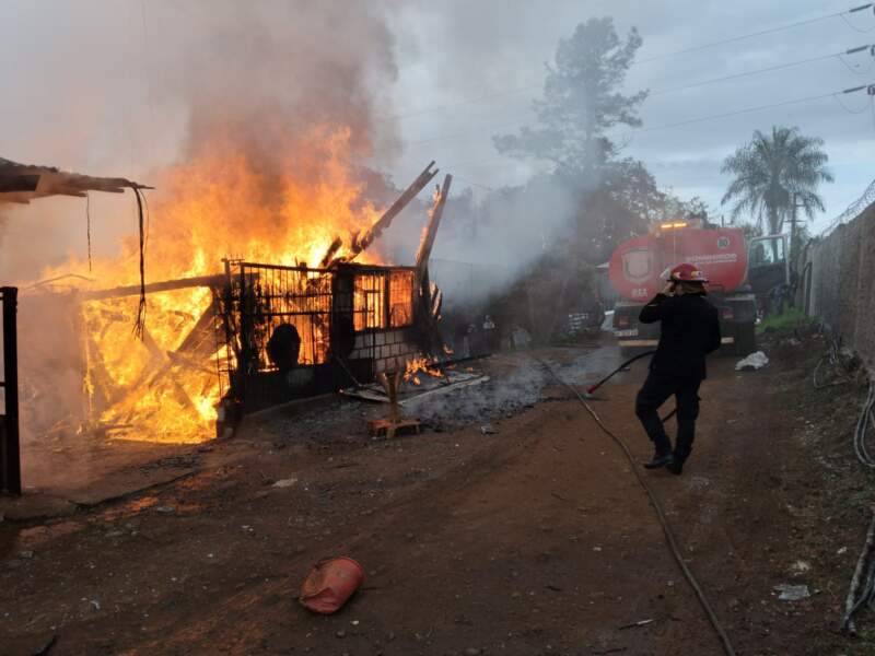 Dos familias perdieron sus viviendas en un incendio registrado detrás del predio de Energía de Misiones en Posadas imagen-9