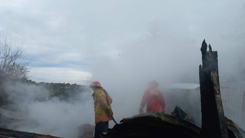 Dos familias perdieron sus viviendas en un incendio registrado detrás del predio de Energía de Misiones en Posadas 6 Dos familias perdieron sus viviendas en un incendio registrado detrás del predio de Energía de Misiones en Posadas imagen-5