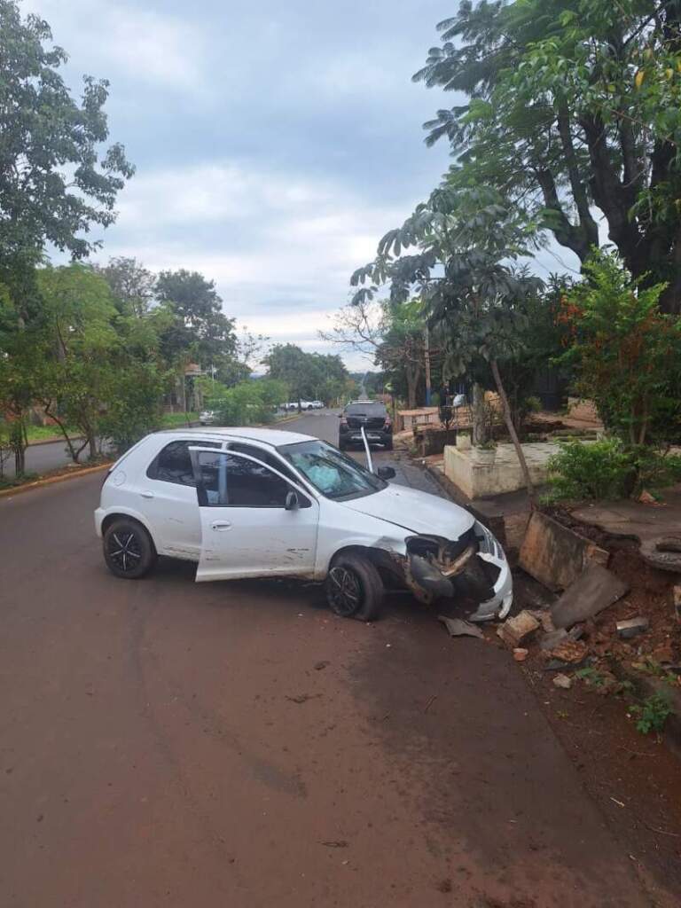 Despistó y chocó contra una medianera en Posadas Despistó y chocó contra una medianera en Posadas imagen-23