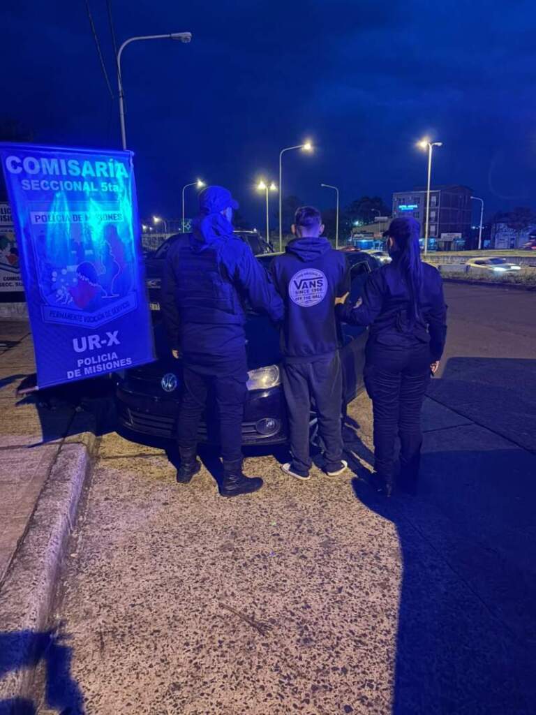 Quiso huir con cocaína para cientos de dosis valuada en $6 millones y fue detenido armado tras una persecución en Garupá Quiso huir con cocaína para cientos de dosis valuada en $6 millones y fue detenido armado tras una persecución en Garupá imagen-5