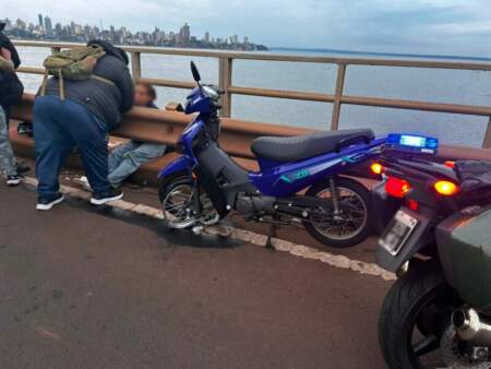 Motociclista herida en el puente San Roque González de Santa Cruz tras esquivar a una camioneta que circulaba en contramano imagen-11