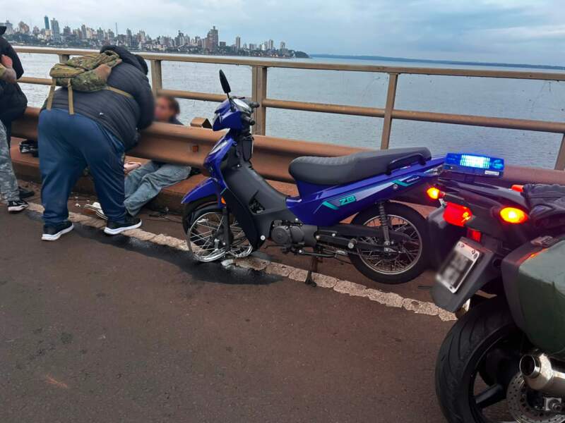 Motociclista herida en el puente San Roque González de Santa Cruz tras esquivar a una camioneta que circulaba en contramano imagen-12