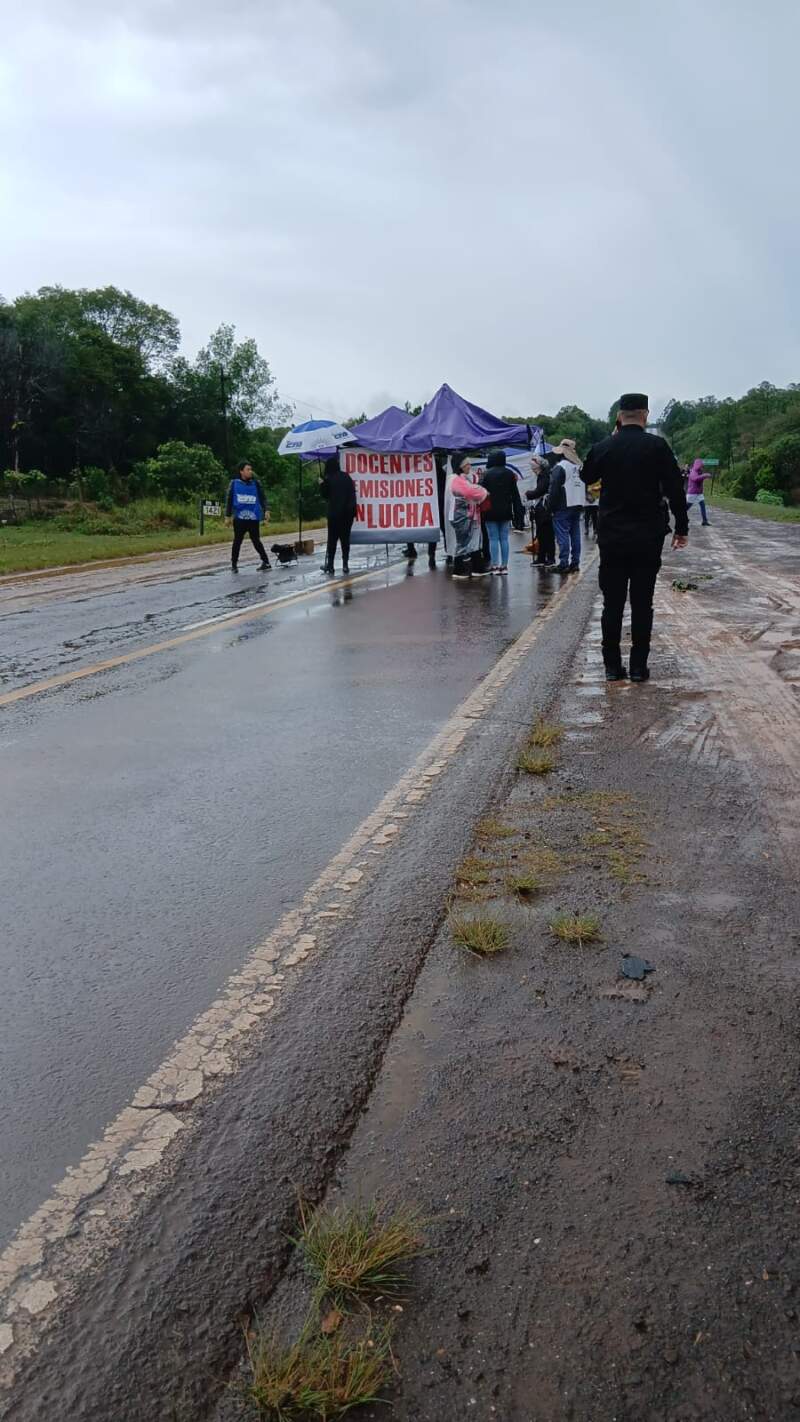 Docentes realizan un corte total sobre la Ruta Nacional 12 en Jardín América 3 Docentes realizan un corte total sobre la Ruta Nacional 12 en Jardín América imagen-2