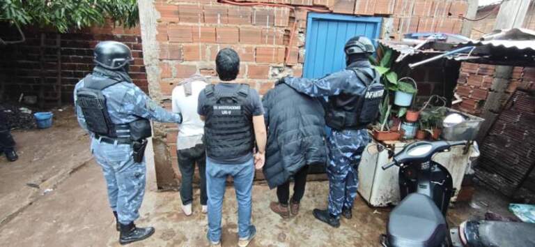 Desbarataron un narcobúnker en Puerto Iguazú: son 3 los detenidos y más de 70 dosis de droga secuestrada Desbarataron un narcobúnker en Puerto Iguazú: son 3 los detenidos y más de 70 dosis de droga secuestrada imagen-50