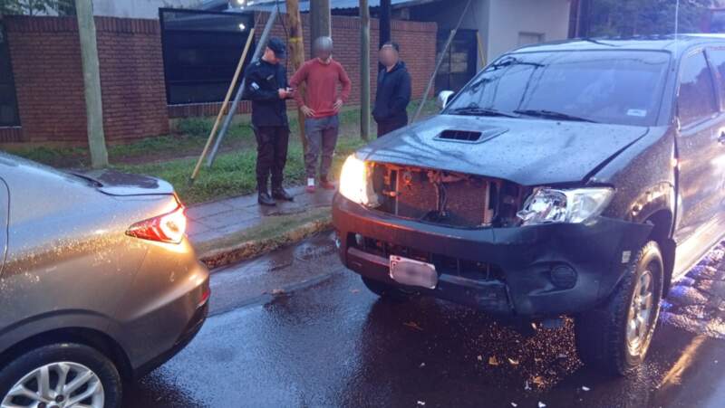 Esperaba el cambio de semáforo y fue embestido por una camioneta en Posadas 3 Esperaba el cambio de semáforo y fue embestido por una camioneta en Posadas imagen-2