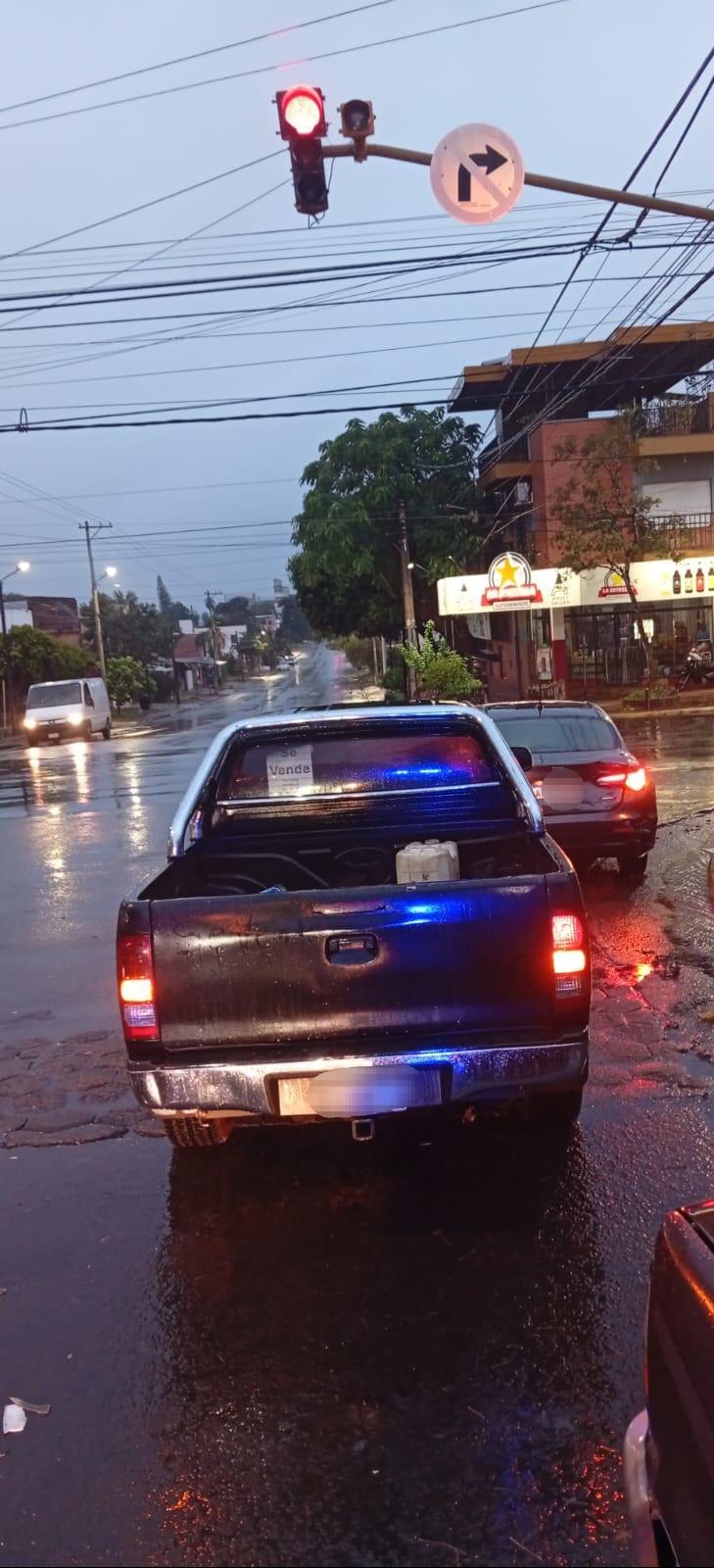 Esperaba el cambio de semáforo y fue embestido por una camioneta en Posadas 5 Esperaba el cambio de semáforo y fue embestido por una camioneta en Posadas imagen-4
