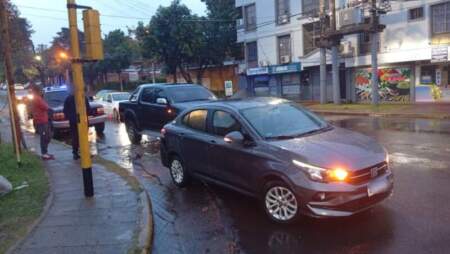 Esperaba el cambio de semáforo y fue embestido por una camioneta en Posadas imagen-4