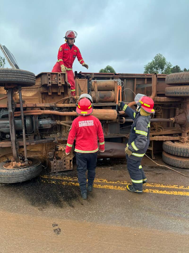 Volcó un camión sobre la Ruta Nacional 14 y Bomberos trabajaron para evitar riesgos por derrame de combustible imagen-2