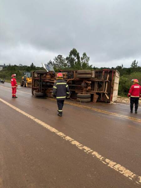 Volcó un camión sobre la Ruta Nacional 14 y Bomberos trabajaron para evitar riesgos por derrame de combustible Volcó un camión sobre la Ruta Nacional 14 y Bomberos trabajaron para evitar riesgos por derrame de combustible imagen-4