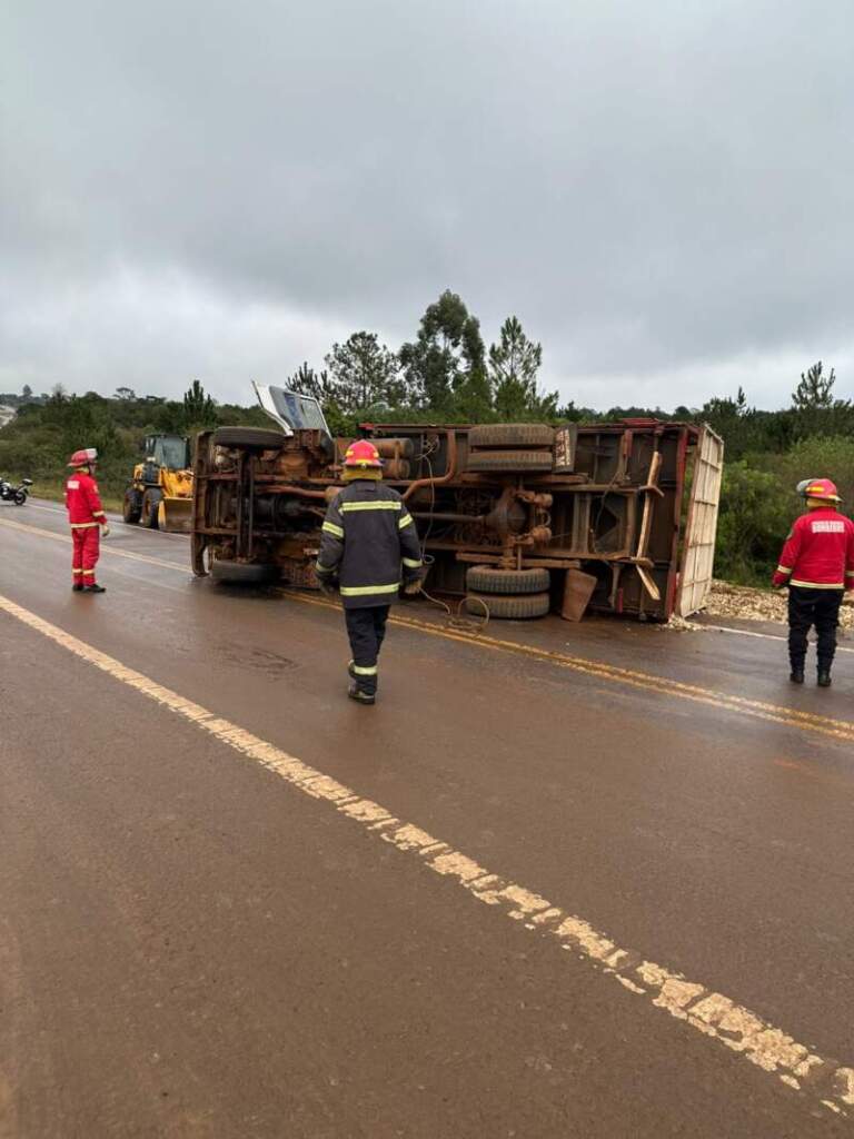 Volcó un camión sobre la Ruta Nacional 14 y Bomberos trabajaron para evitar riesgos por derrame de combustible Volcó un camión sobre la Ruta Nacional 14 y Bomberos trabajaron para evitar riesgos por derrame de combustible imagen-38