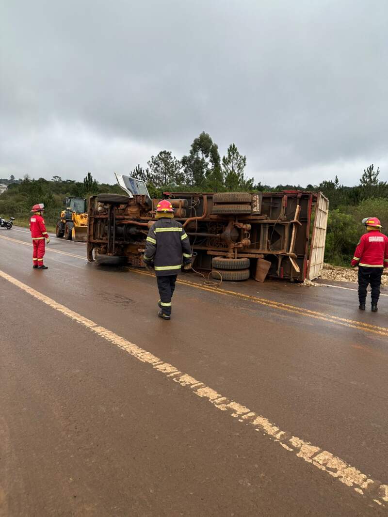Volcó un camión sobre la Ruta Nacional 14 y Bomberos trabajaron para evitar riesgos por derrame de combustible imagen-10