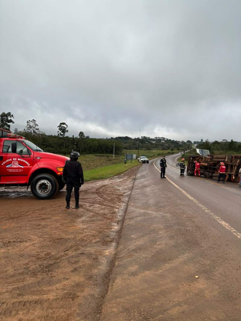 Volcó un camión sobre la Ruta Nacional 14 y Bomberos trabajaron para evitar riesgos por derrame de combustible imagen-4