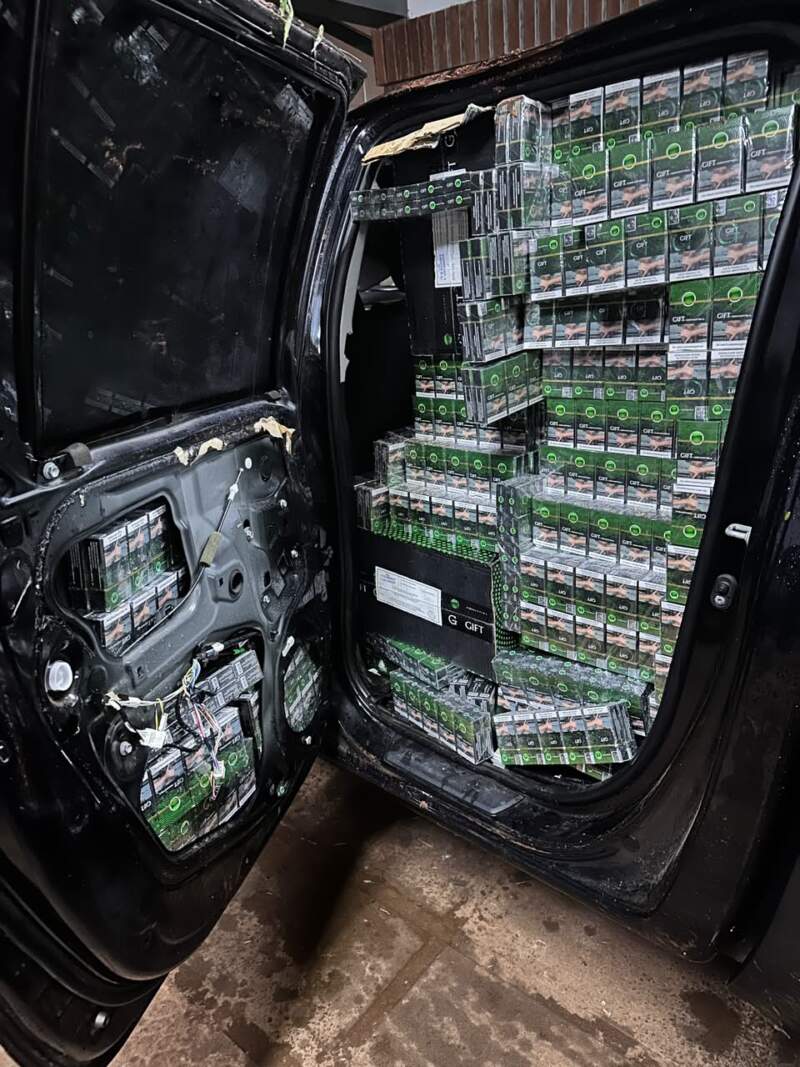 Fuga y operativo cerrojo: hallaron una camioneta con cigarrillos de contrabando valuados en $40 millones imagen-3