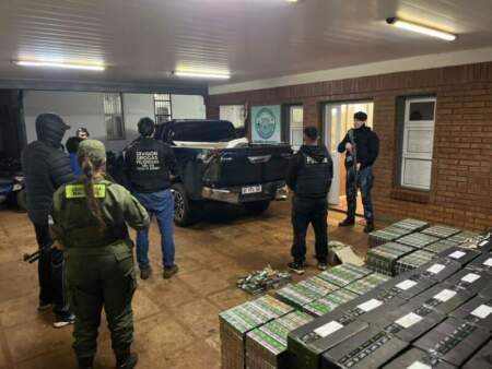 Fuga y operativo cerrojo: hallaron una camioneta con cigarrillos de contrabando valuados en $40 millones imagen-13