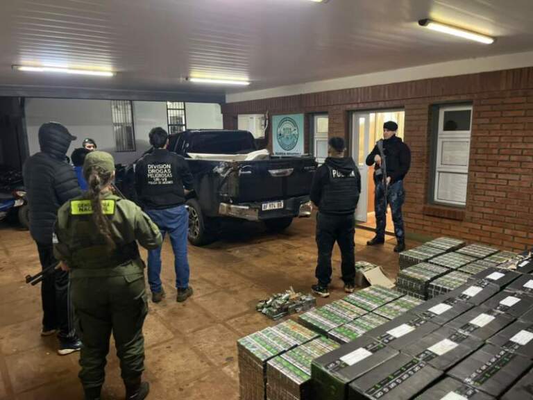 Fuga y operativo cerrojo: hallaron una camioneta con cigarrillos de contrabando valuados en $40 millones Fuga y operativo cerrojo: hallaron una camioneta con cigarrillos de contrabando valuados en $40 millones imagen-42