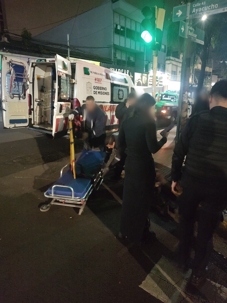 Una mujer resultó herida tras un choque entre un auto y una moto en Posadas imagen-12
