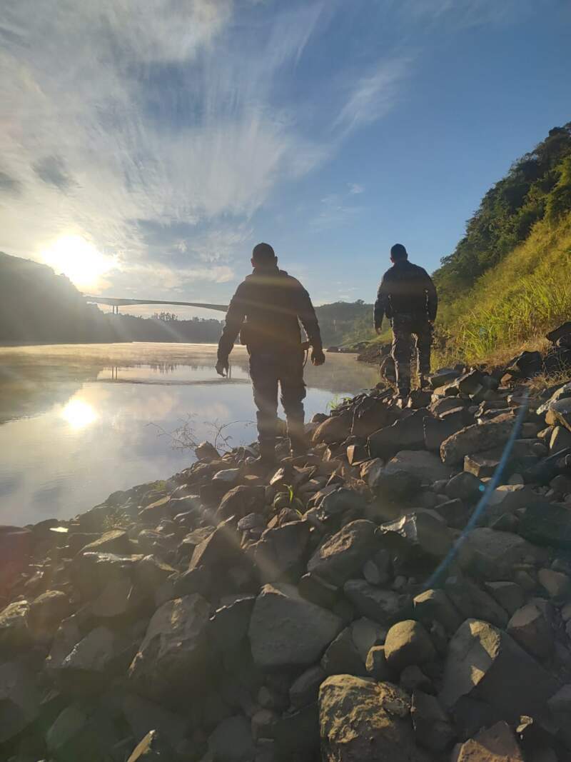 Intensifican la búsqueda de un hombre desaparecido en Puerto Iguazú con operativos terrestres y fluviales imagen-4
