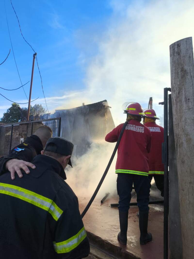 Bomberos sofocaron el incendio de una vivienda en Apóstoles imagen-5