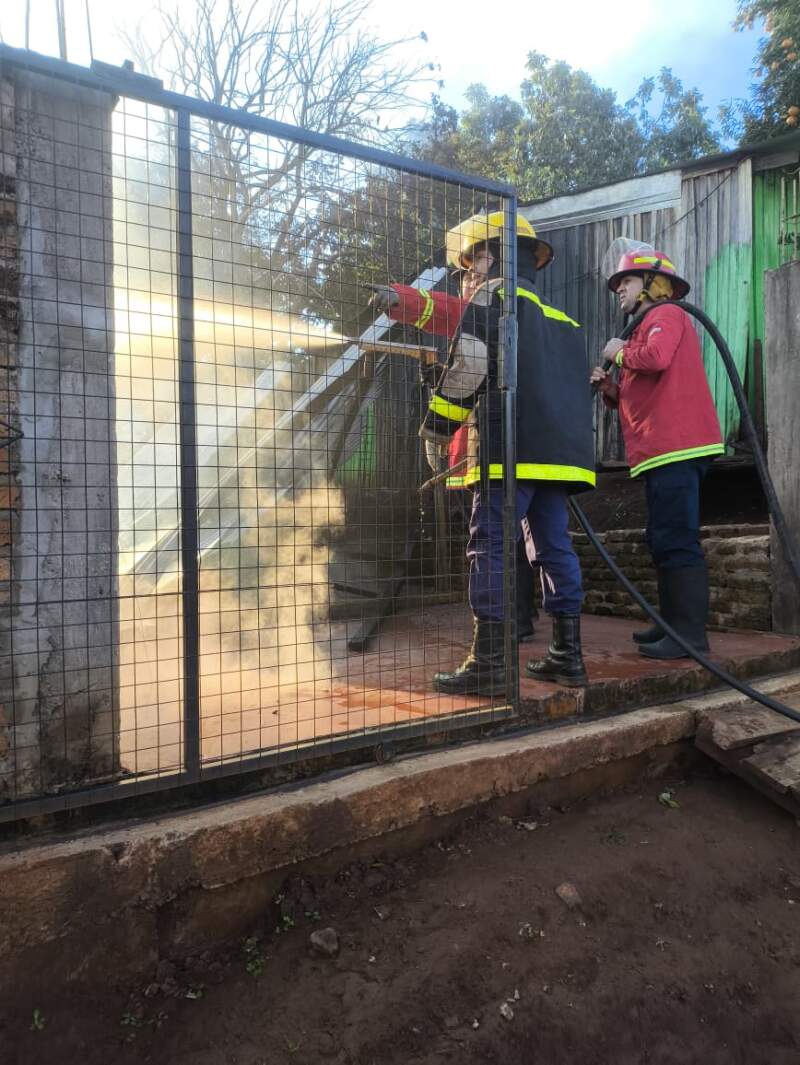 Bomberos sofocaron el incendio de una vivienda en Apóstoles imagen-3