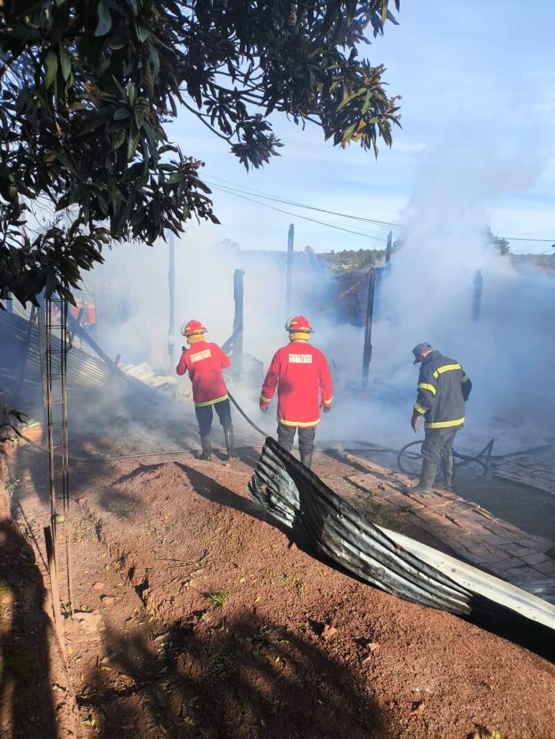 Bomberos sofocaron el incendio de una vivienda en Apóstoles imagen-7