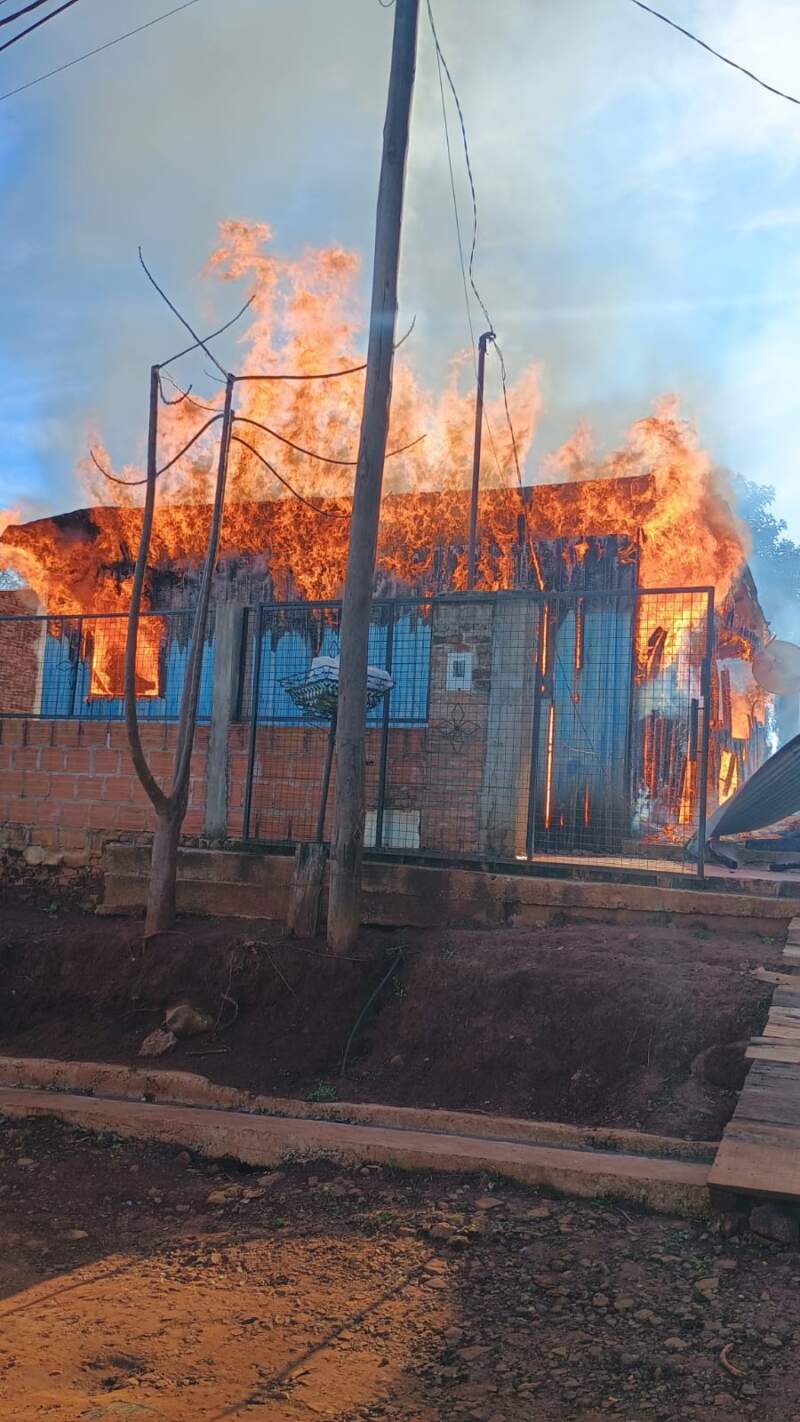 Bomberos sofocaron el incendio de una vivienda en Apóstoles imagen-9