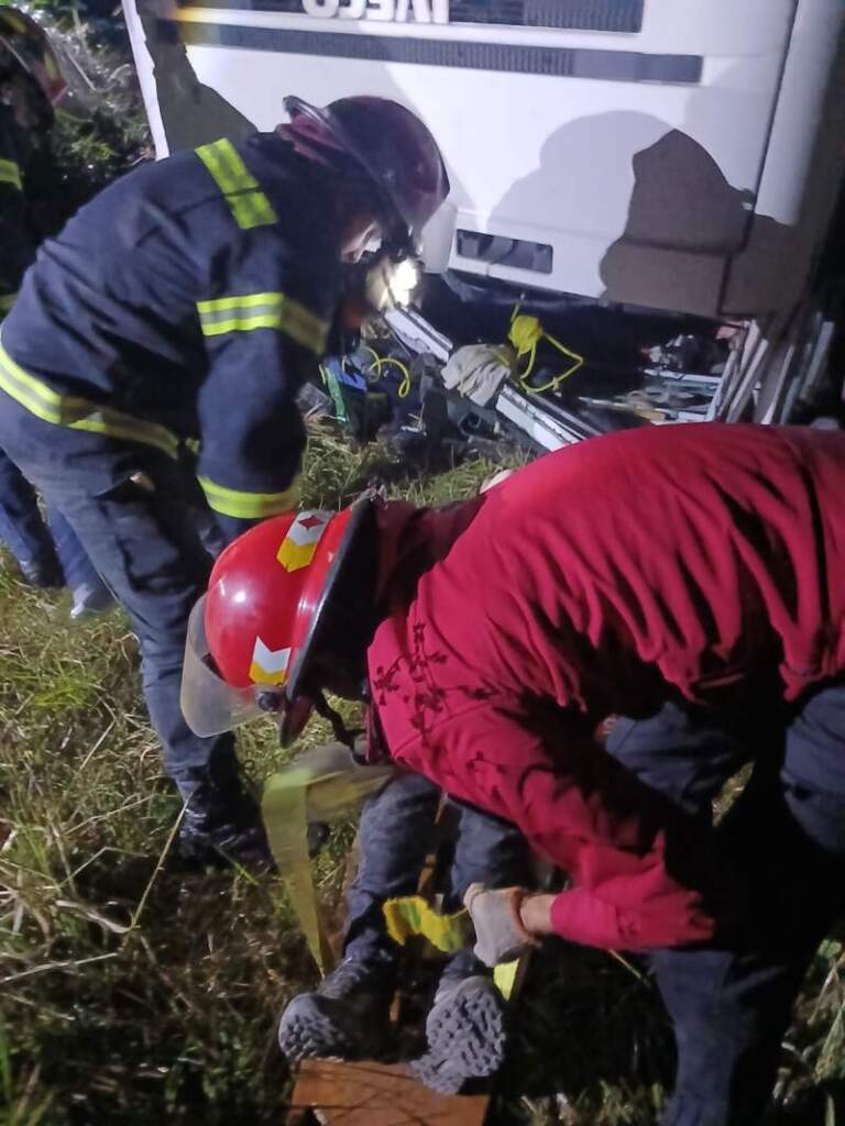 Volcó en la “Curva de la Muerte”, quedó atrapado en la cabina y sobrevivió gracias al cinturón de seguridad Volcó en la “Curva de la Muerte”, quedó atrapado en la cabina y sobrevivió gracias al cinturón de seguridad imagen-43