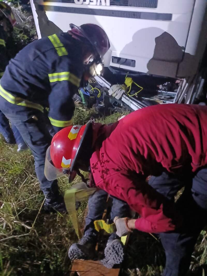 Volcó en la “Curva de la Muerte”, quedó atrapado en la cabina y sobrevivió gracias al cinturón de seguridad imagen-12