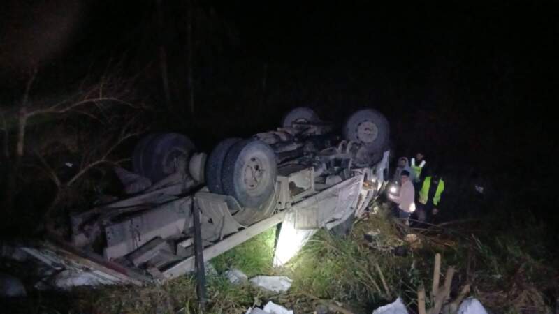 Volcó en la “Curva de la Muerte”, quedó atrapado en la cabina y sobrevivió gracias al cinturón de seguridad imagen-4