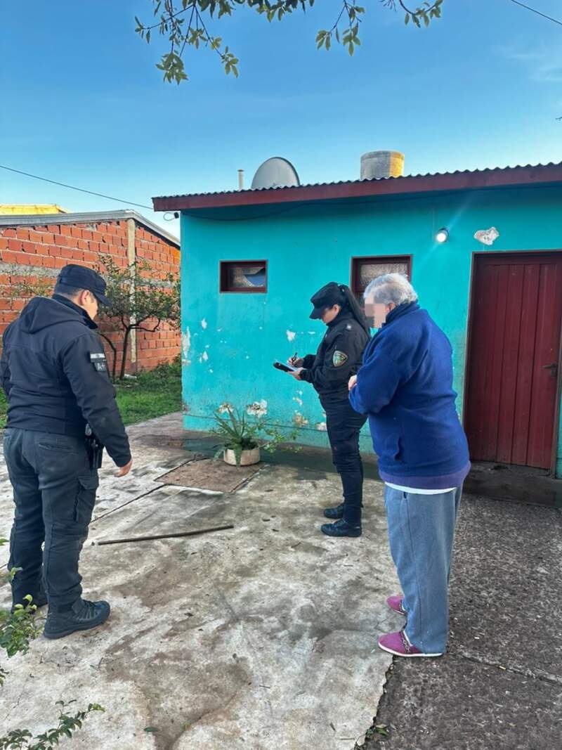 Se atrincheró con una barra de hierro para evitar su detención, pero cayó tras una fuga por los techos en Posadas imagen-2