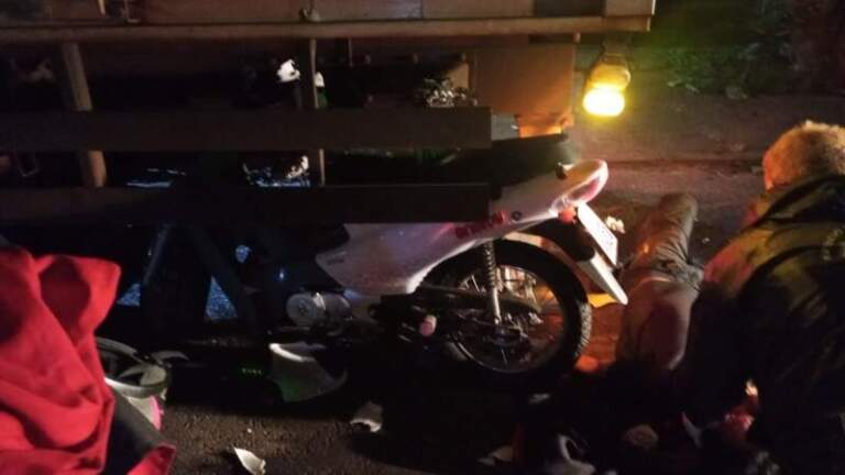 Motociclista resultó herido tras chocar contra un camión estacionado en Posadas Motociclista resultó herido tras chocar contra un camión estacionado en Posadas imagen-33