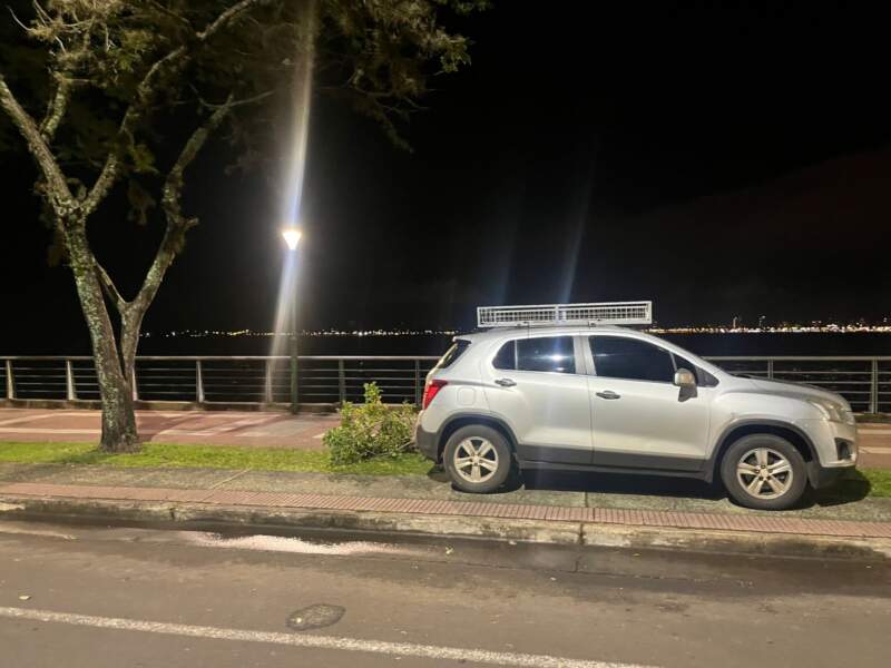 Perdió el control de su camioneta y terminó sobre la vereda en la Costanera de Posadas 3 Perdió el control de su camioneta y terminó sobre la vereda en la Costanera de Posadas imagen-2