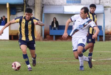 Fútbol: Mitre ganó y sigue como líder imagen-33