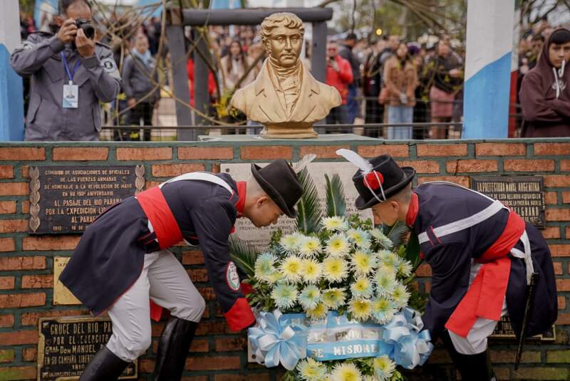 "No hay que confundir ser cortés con ser débil, lo que da fortaleza a una persona son sus convicciones y sus valores", observó Passalacqua en el acto central por el Día de la Bandera 11 "No hay que confundir ser cortés con ser débil, lo que da fortaleza a una persona son sus convicciones y sus valores", observó Passalacqua en el acto central por el Día de la Bandera imagen-10