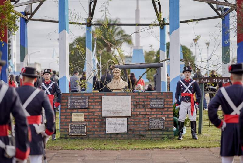 "No hay que confundir ser cortés con ser débil, lo que da fortaleza a una persona son sus convicciones y sus valores", observó Passalacqua en el acto central por el Día de la Bandera 15 "No hay que confundir ser cortés con ser débil, lo que da fortaleza a una persona son sus convicciones y sus valores", observó Passalacqua en el acto central por el Día de la Bandera imagen-14
