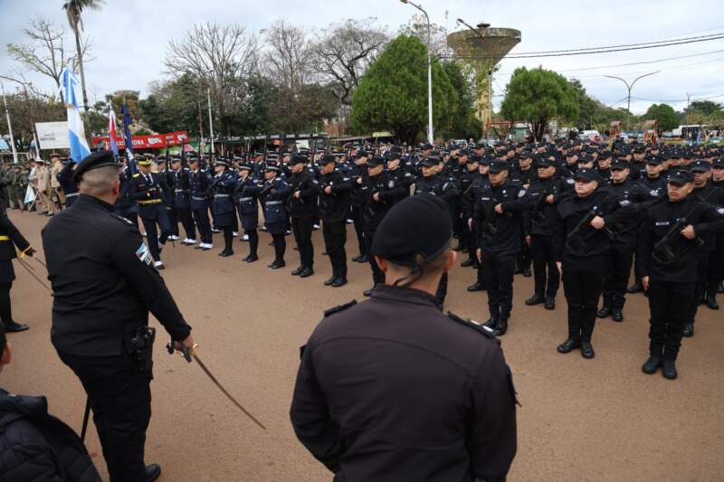 "No hay que confundir ser cortés con ser débil, lo que da fortaleza a una persona son sus convicciones y sus valores", observó Passalacqua en el acto central por el Día de la Bandera 25 "No hay que confundir ser cortés con ser débil, lo que da fortaleza a una persona son sus convicciones y sus valores", observó Passalacqua en el acto central por el Día de la Bandera imagen-24
