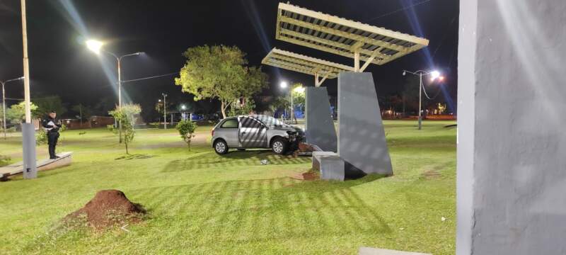 Despistó, atravesó una plazoleta y chocó contra una columna en Posadas imagen-1