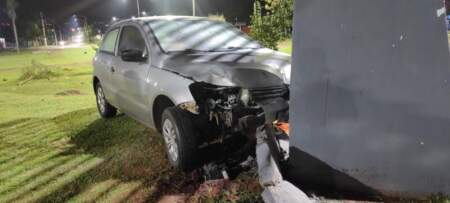 Despistó, atravesó una plazoleta y chocó contra una columna en Posadas imagen-11