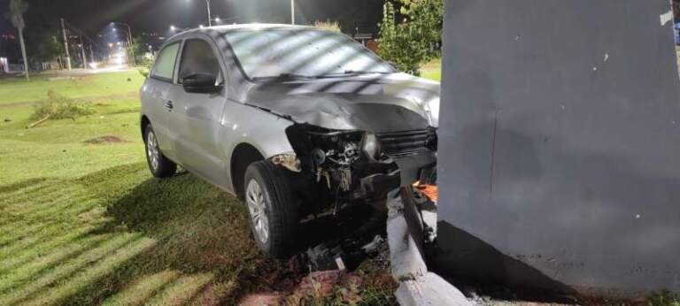 Despistó, atravesó una plazoleta y chocó contra una columna en Posadas Despistó, atravesó una plazoleta y chocó contra una columna en Posadas imagen-21