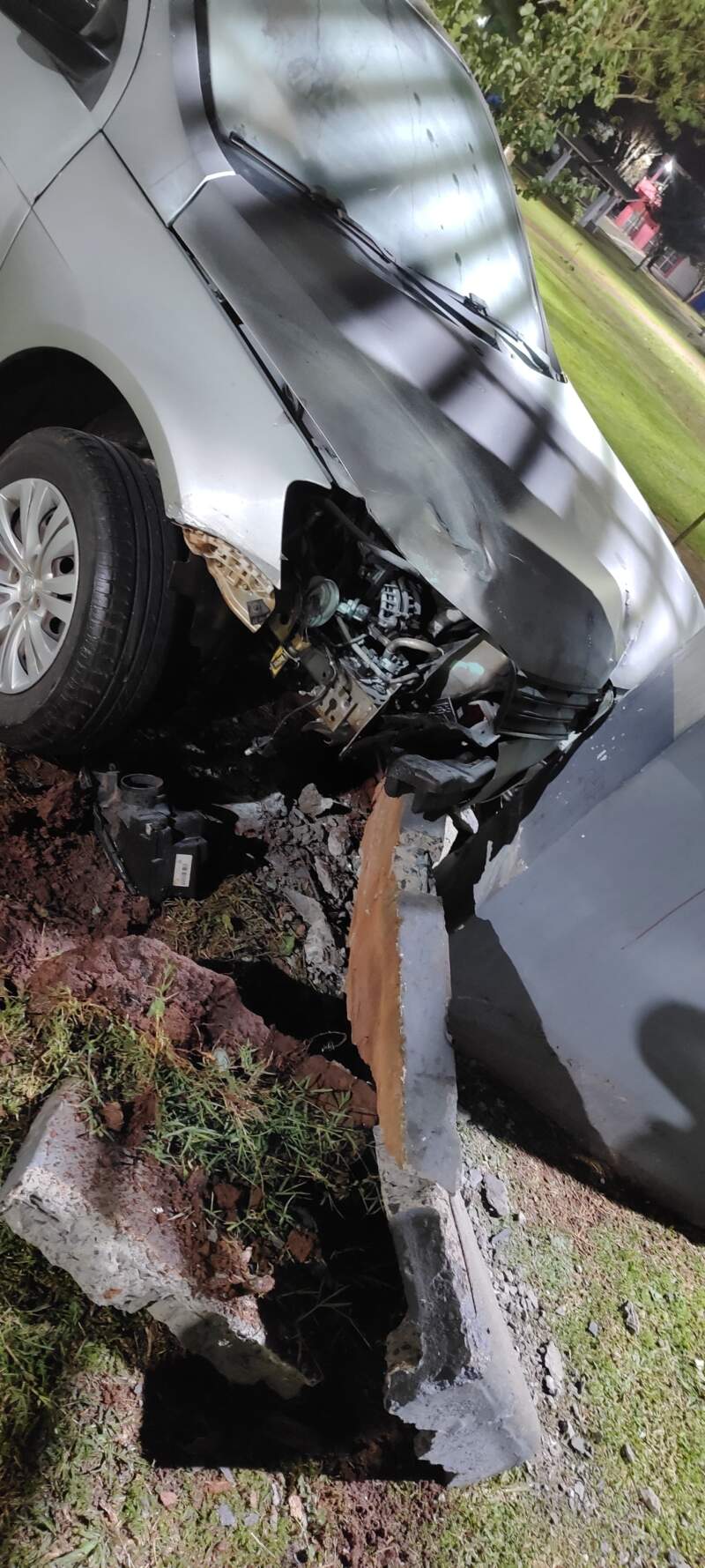 Despistó, atravesó una plazoleta y chocó contra una columna en Posadas imagen-3